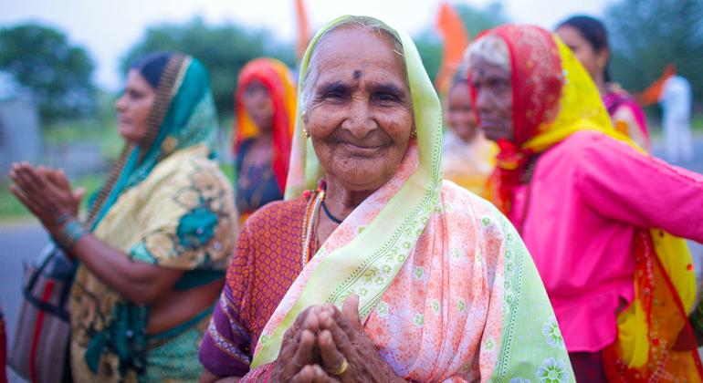 भारत में वृद्ध महिलाएँ, अक्सर, अपने भरण-पोषण व सामाजिक बेहतरी के लिये, अपने परिवारों पर निर्भर करती हैं.